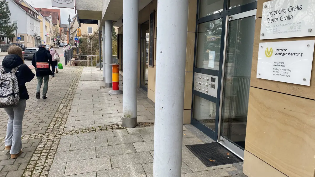 Schließt ihre Pforten: Die Arztpraxis Gralla in der Ehinger Bahnhofstraße. Eine Nachfolge ist noch nicht in Sicht. Auch andere Arztstellen in der Region sind unbesetzt.