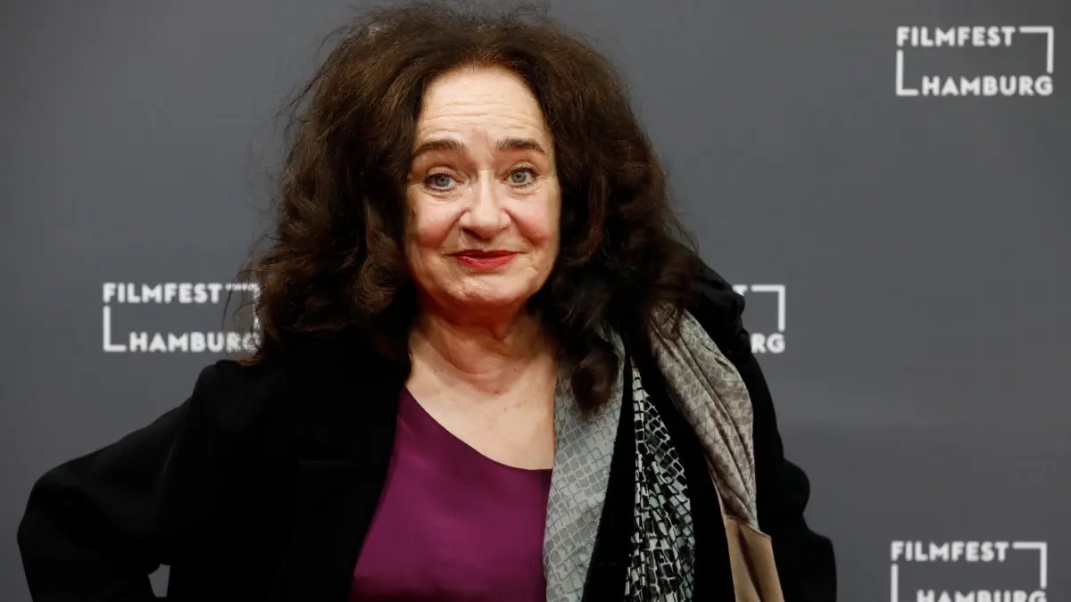 Filmfest Hamburg: ARCHIV - 26.09.2019, Hamburg: Schauspielerin Mechthild Großmann geht über den roten Teppich bei der Eröffnung des Filmfests Hamburg. (zu dpa: «Letzte Klappe für Klemm - was kommt nach «Tatort Münster»?») Foto: Georg Wendt/dpa +++ dpa-Bildfunk +++