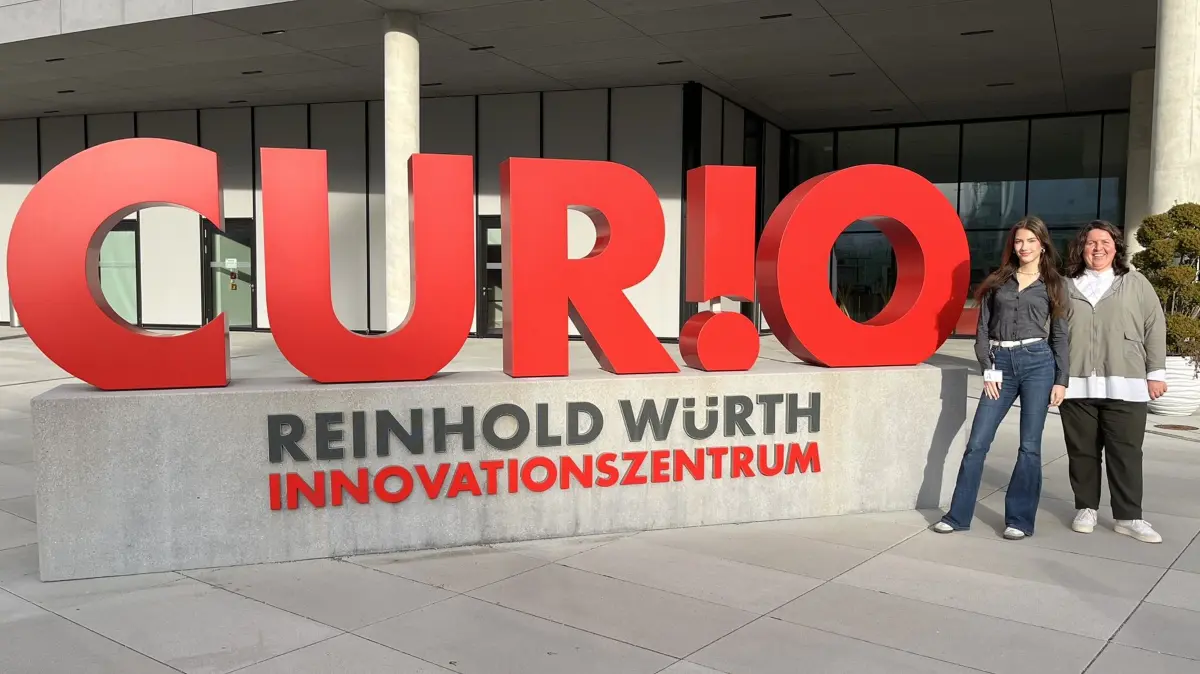 Johanna Heigold und Tamara Molitor (rechts) laden zur besonderen Orientierungsveranstaltung im Curio auf dem Firmengelände von Würth in Gaisbach ein.