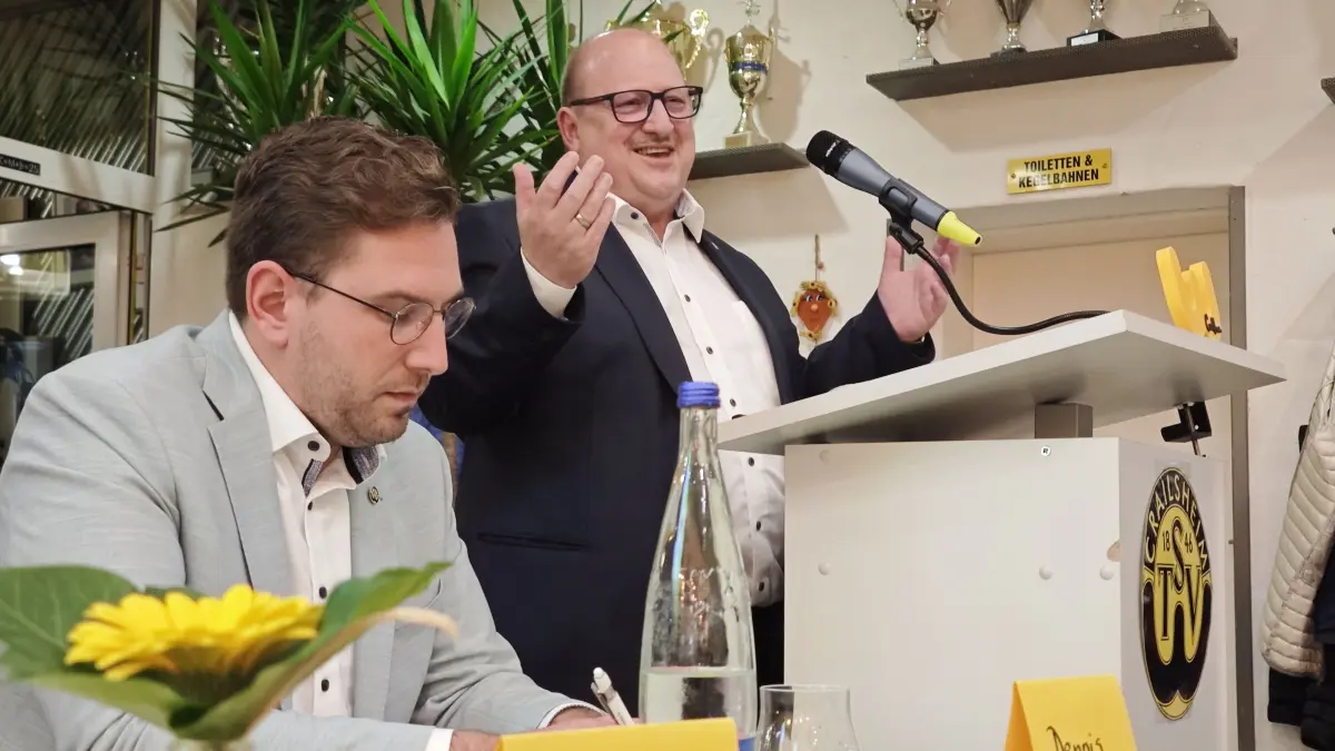 Klaus-Jürgen Mümmler blickt bei seiner Verabschiedung auf einige Höhepunkte im Vereinsleben zurück. Als Nachfolger wird Dennis Arendt (links) an die Spitze des TSV Crailsheim gewählt.