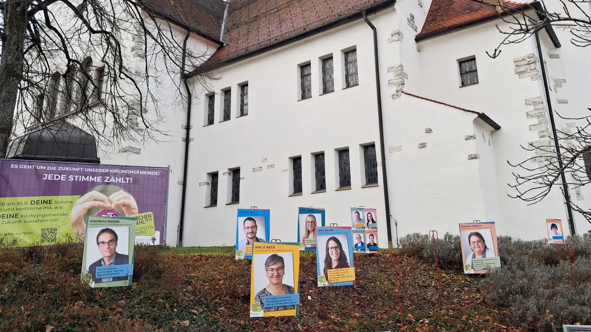 „Jede Stimme zählt!“: Vor der Pauluskirche präsentiert die evangelische Kirchengemeinde Tailfingen ihr bunt gemischtes Team an Kandidaten für den Kirchengemeinderat.