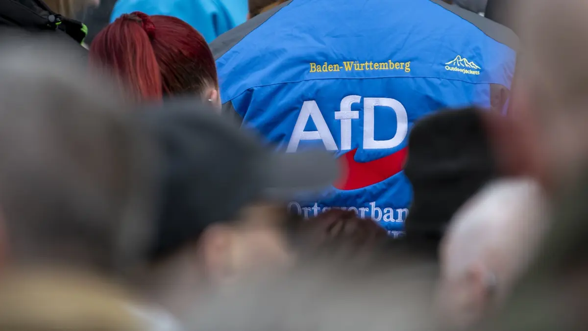 09.02.2025, Baden-Württemberg, Heidenheim: Bei einer Wahlkampfveranstaltung der AfD im Konzerthaus Heidenheim steht ein Mann mit dem Logo der Partei vor dem Eingang. Foto: Stefan Puchner/dpa +++ dpa-Bildfunk +++