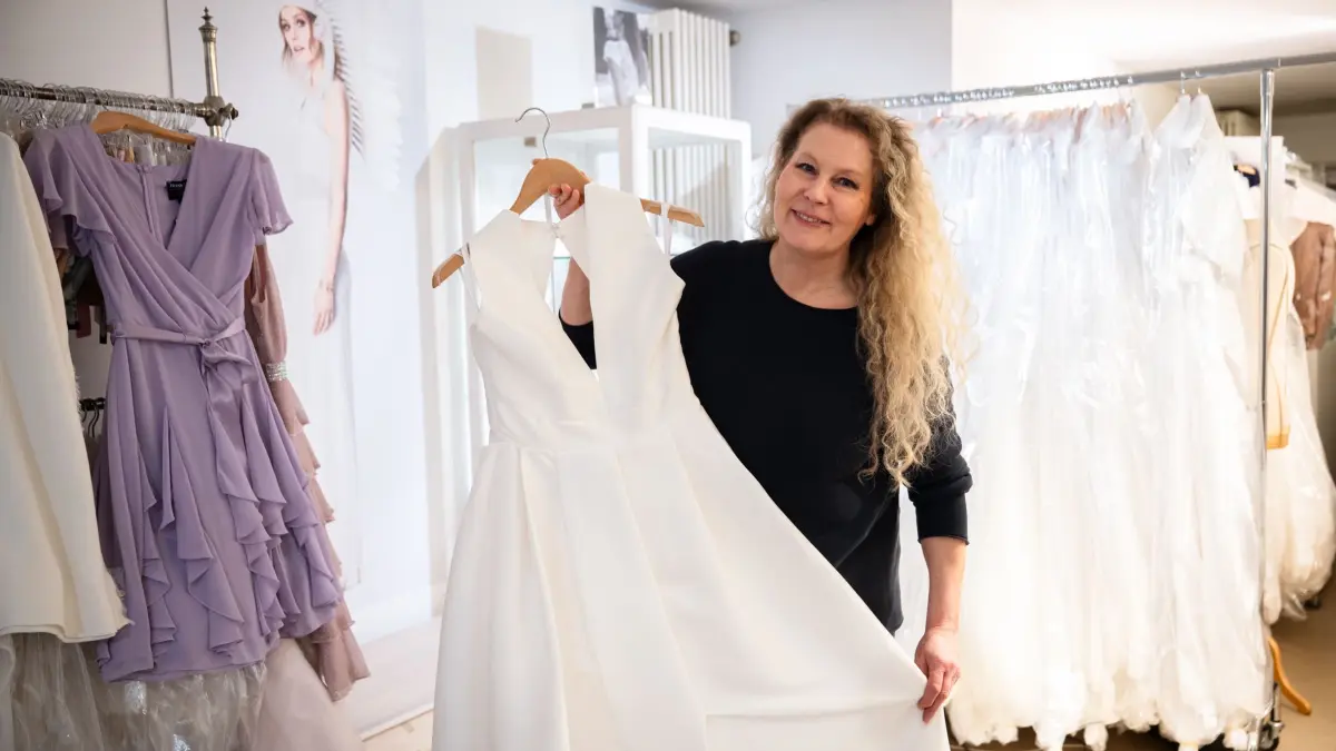 honeymoon-Brautmode wird 25 Jahre alt: Anke Sittmann (hier im Laden) spricht über aktuelle Trends und die moderne Braut.