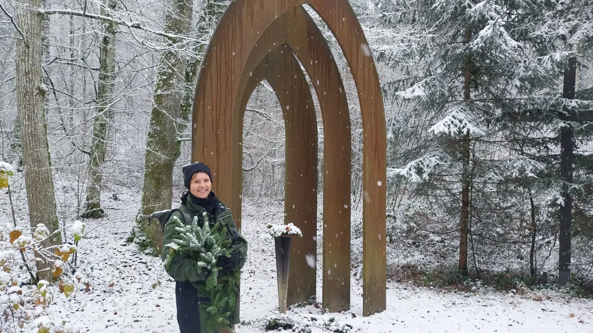 Das Tor auf dem großen Andachtsplatz des Hechinger Naturfriedhofes auf dem Lindich soll die Offenheit nach allen Seiten symbolisieren. So erläutert es Nicole Schmid, die Standortbetreuerin des RuheForsts Zollerblick.