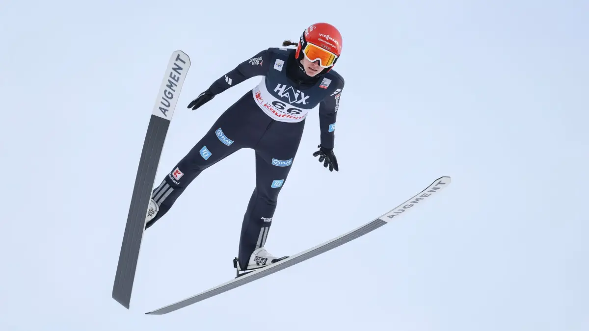 Weltcup-Skispringen - Frauen: 22.11.2025, Norwegen, Lillehammer: Ski nordisch/Skispringen: Weltcup. Die deutsche Skispringerin Selina Freitag tritt im ersten Durchgang des Skisprung-Weltcups der Damen in Lillehammer, Norwegen, an. Foto: Geir Olsen/NTB Scanpix/AP/dpa +++ dpa-Bildfunk +++