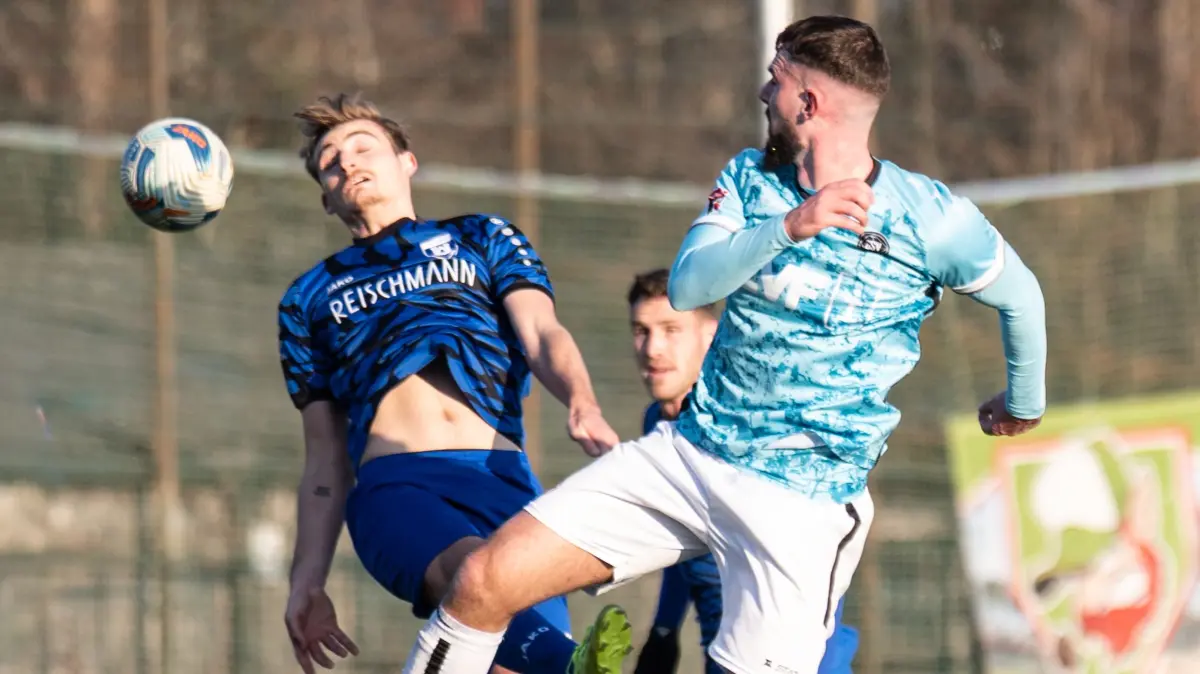 FV Ravensburg vs. 1.Goeppinger SV, Fussball, Oberliga BW, 18.Spieltag, Saison 2025/2026, 22.11.2025 : Gentian Lekaj (Goeppinger SV) koepft in Richtung Tor
FV Ravensburg vs. 1.Goeppinger SV, Fussball, Oberliga BW, 18.Spieltag, Saison 2025/2026, 22.11.2025
Foto: Eibner-Pressefoto/Eky Eibner