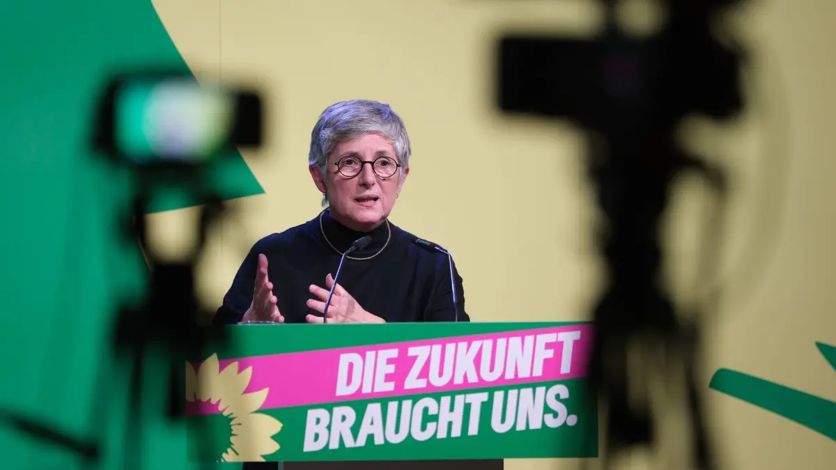 Landesparteitag Bündnis 90/ Die Grünen Sachsen-Anhalt: 22.11.2025, Sachsen-Anhalt, Lutherstadt Wittenberg: Britta Haßelmann, Co-Bundestagsfraktionsvorsitzende von Bündnis 90/Die Grünen, spricht beim Landesparteitag der Grünen in Sachsen-Anhalt. Dort wird die Landesliste zur Landtagswahl 2026 aufgestellt. Foto: Sebastian Willnow/dpa +++ dpa-Bildfunk +++