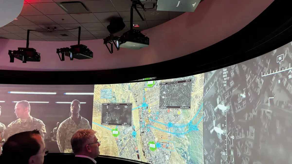 In der Zentrale des Technologiekonzerns L3Harris unweit von Orlando , eines der größten Rüstungsunternehmen der USA, gibt es in dessen Global Innovation Center Einblicke in die digitale Gefechtsfeldkommunikation. Im Bild der CDU-Landtagsabgeordnete Winfried Mack.