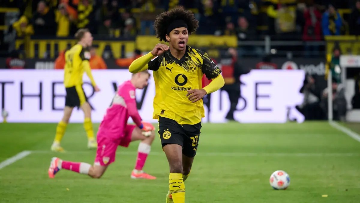Borussia Dortmund - VfB Stuttgart: 22.11.2025, Nordrhein-Westfalen, Dortmund: Fußball: Bundesliga, Borussia Dortmund - VfB Stuttgart, 11. Spieltag, Signal Iduna Park. Karim Adeyemi (Borussia Dortmund) jubelt über sein Tor zum 3:2. Foto: Bernd Thissen/dpa - WICHTIGER HINWEIS: Gemäß den Vorgaben der DFL Deutsche Fußball Liga bzw. des DFB Deutscher Fußball-Bund ist es untersagt, in dem Stadion und/oder vom Spiel angefertigte Fotoaufnahmen in Form von Sequenzbildern und/oder videoähnlichen Fotostrecken zu verwerten bzw. verwerten zu lassen. +++ dpa-Bildfunk +++