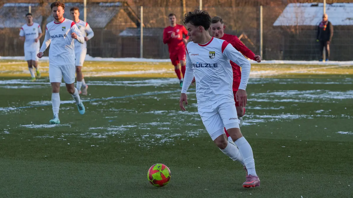 SG Empfingen vs. TSG Balingen Fußball II, Fussball, Landesliga 3, 17.Spieltag, 2025/2026, 22.11.2025: Samuel Schneider (TSG Balingen Fußball II,#24) am Ball ,
SG Empfingen vs. TSG Balingen Fußball II, Fussball, Landesliga 3, 17.Spieltag, 2025/2026, 22.11.2025,
Foto: Eibner-Pressefoto/Daniele La Rocca