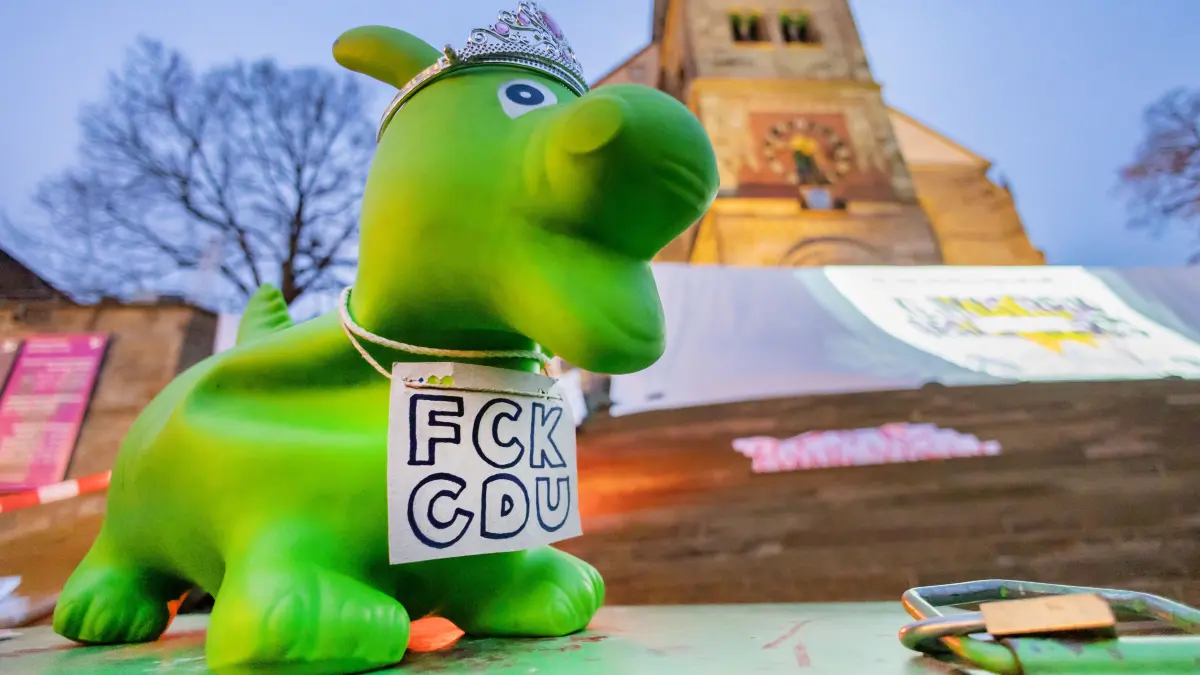 Klimastreik gegen rechts - Demo gegen Rechts und für Klimagerechtigkeit mit anschl. Demozug, Start am Marktplatz Schwäbisch Hall Fridays for Future Schwäbisch Hall, der Verein Ohne Rechtsaußen e.V., die Omas gegen Rechts Schwäbisch Hall, der Flüchtlingsrat Baden- Württemberg, der Club Alpha und der Verein Scharfe Radischen - DEmonstration in Schwäbisch Hall - Stadtbild - FCK CDU