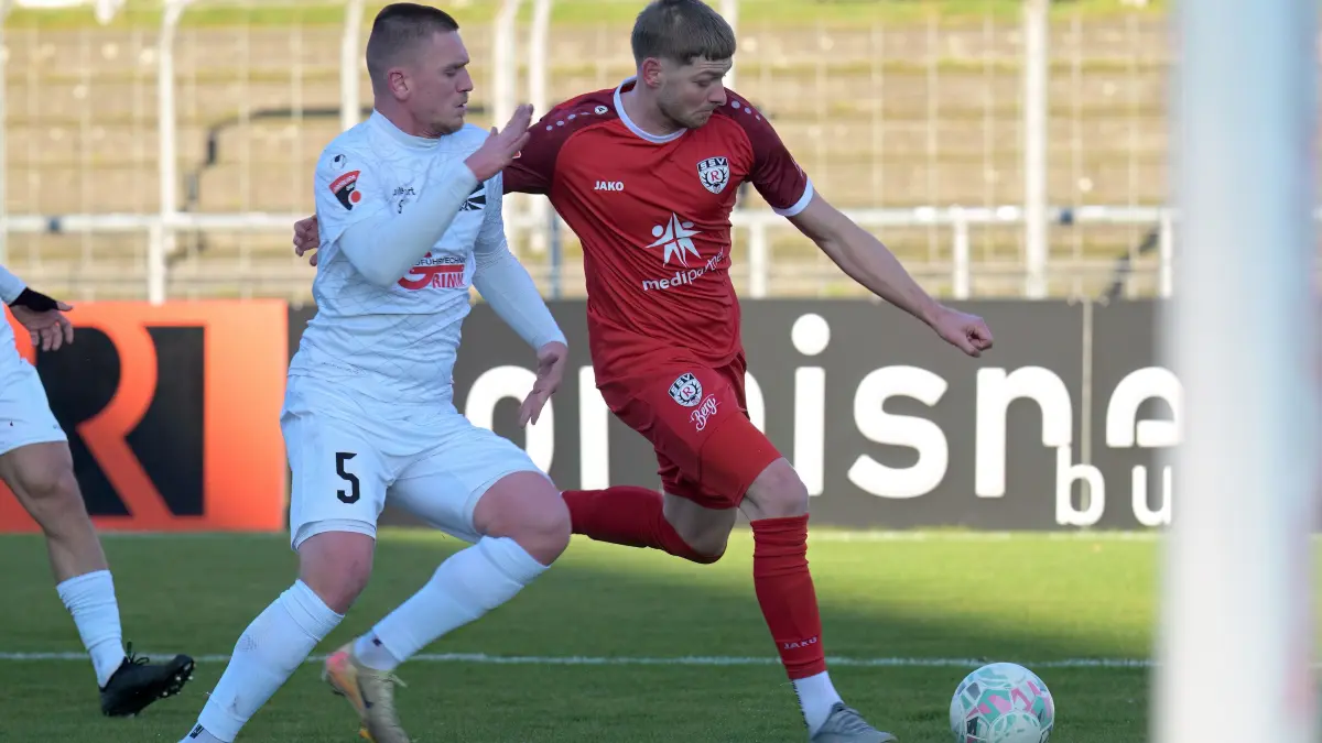 Fussball OL | SSV Reutlingen vs. FC 08 Villingen: Fussball OL | SSV Reutlingen (rot) vs. FC 08 Villingen (weiss) // 2025-11-22 // Foto: Joachim Baur // #19 Willie Till Sauerborn (SSV Reutlingen) / #5 Jonas Busam (FC)