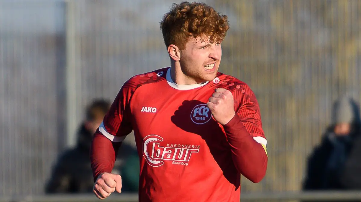 FC Rottenburg vs. SSV Ehingen-Sued, Fussball, Verbandsliga Wuerttemberg, 17. Spieltag, Saison 2025/2026, 22.11.2025: Lukas Behr (FC Rottenburg, #11) freut sich ueber sein 1:2 nach Torwartfehler
FC Rottenburg vs. SSV Ehingen-Sued, Fussball, Verbandsliga Wuerttemberg, 17. Spieltag, Saison 2025/2026, 22.11.2025,
Foto: Eibner-Pressefoto/Ralph Kunze
