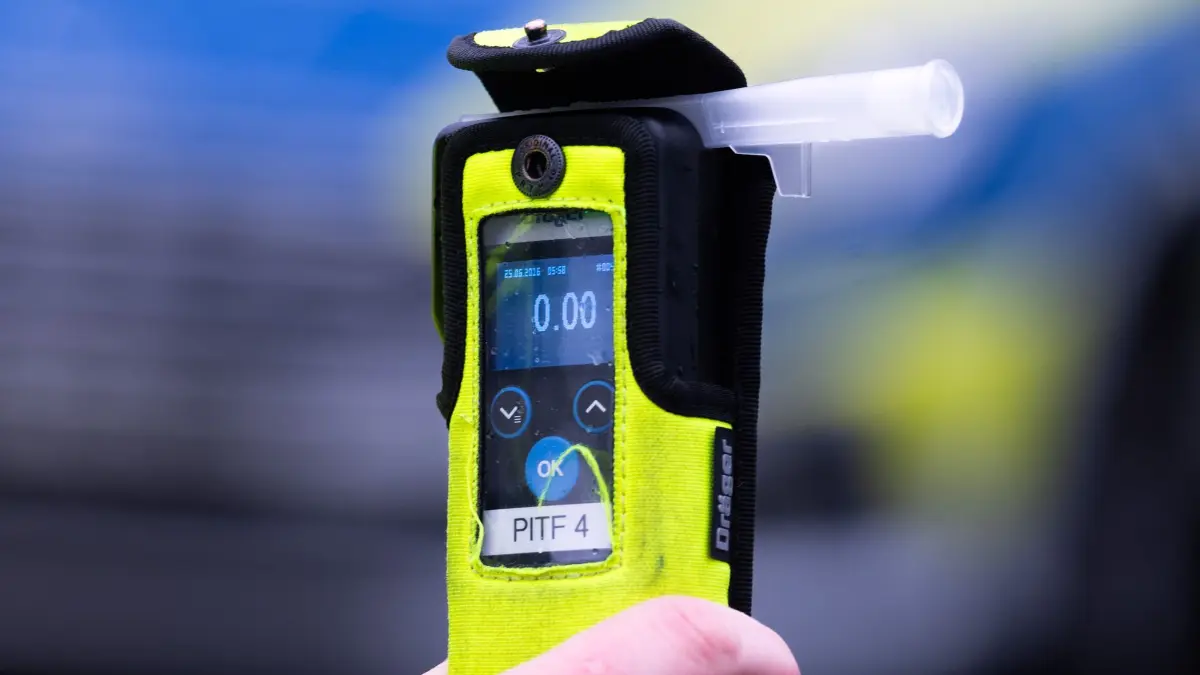 Gerät für Atemalkoholtest: ARCHIV - 22.03.2024, Brandenburg, Trebbin: Ein Polizeibeamter hält während einer Verkehrskontrolle ein Messgerät. (zu dpa: «Unfall mit 3,4 Promille – Fahrer ohne Führerschein gestoppt») Foto: Soeren Stache/dpa +++ dpa-Bildfunk +++