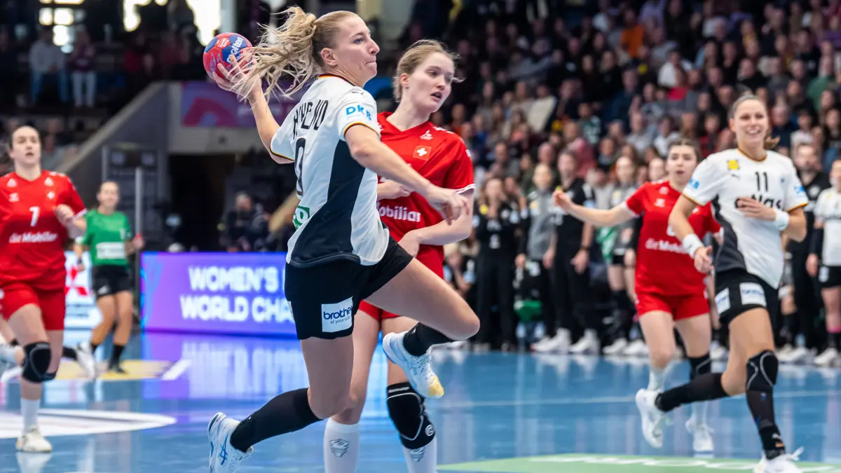 Deutschland vs. Schweiz, Handball, Laenderspiel, Frauen, Spielzeit 2025/2026, 22.11.2025: Jenny Behrend (Deutschland, #30) beim Tempogegenstoss, Deutschland vs. Schweiz, Handball, Laenderspiel, Frauen, Spielzeit 2025/2026, 22.11.2025,
Foto: Eibner-Pressefoto/Michael Schmidt