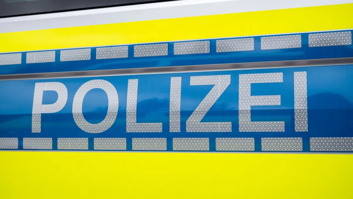 Überfall auf einen Supermarkt: ARCHIV - 07.03.2024, Thüringen, Suhl: Der Schriftzug "Polizei" steht auf einem Einsatzfahrzeug. (zu dpa: «Polizei sucht Auto – Ehemann wollte nur einkaufen») Foto: Daniel Vogl/dpa +++ dpa-Bildfunk +++