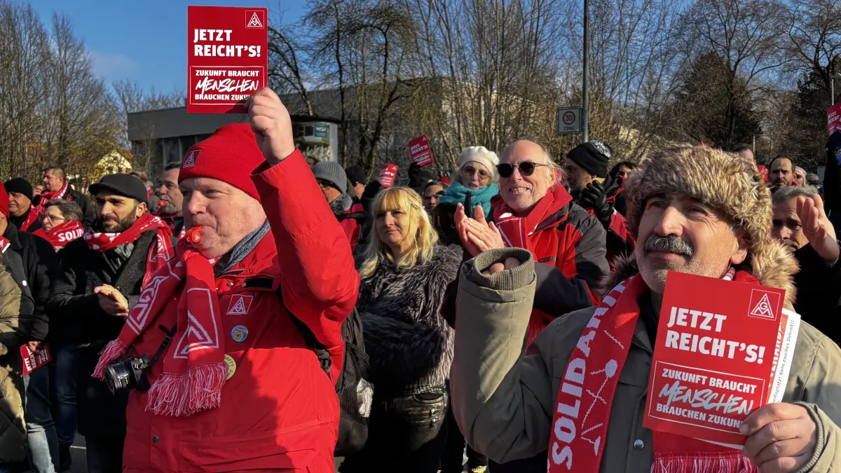 Teilnehmer der IG-Metall-Kundgebung protestieren am Samstag (22.11.2025) gegen Tarifflucht und Personalabbau - der Protestmarsch von der Fußgängerzone über die Bahnhofstraße und die Parkstraße endet vor dem WMF-Hauptgebäude.