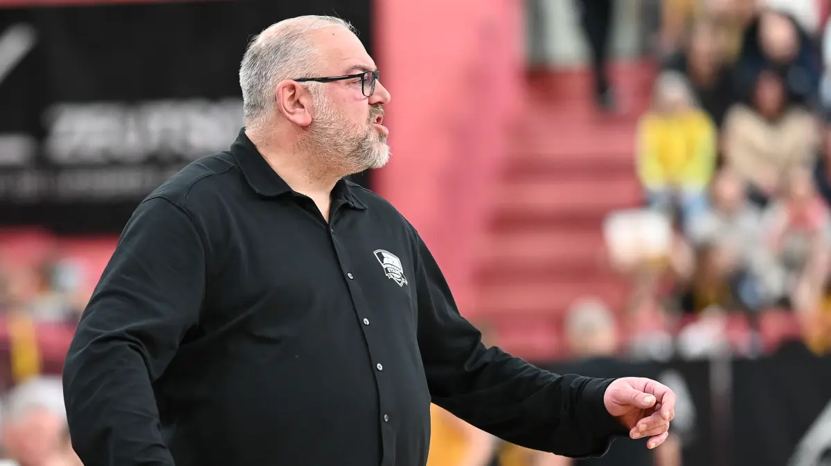GER, Tigers Tuebingen vs. VFL Sparkassenstars Bochum, Basketball, Herren, Pro A, 2. Barmer Basketball Bundesliga, Saison 2025/2026, 22.11.2025: Felix Banobre (VfL SparkassenStars Bochum, Head Coach)
GER, Tigers Tuebingen vs. VFL Sparkassenstars Bochum, Basketball, Herren, Pro A, 2. Barmer Basketball Bundesliga, Saison 2025/2026, 22.11.2025
Foto: Eibner-Pressefoto/Nicolas Woern