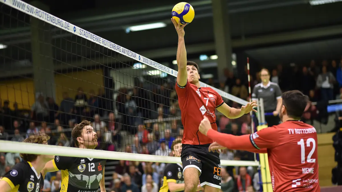 TV Rottenburg vs. TSV Grafing, Volleyball, 2. Bundesliga Sued, 8. Spieltag, Spiel 5548, Saison 2025/2026, 22.11.2025: Milan Kvrzic (TV Rottenburg, #07) legt auf, rechts Yannick Menke (TV Rottenburg, #12), links Tim Aust (TSV Grafing, #08), Simon Guerzing (TSV Grafing, #12)
TV Rottenburg vs. TSV Grafing, Volleyball, 2. Bundesliga Sued, 8. Spieltag, Spiel 5548, Saison 2025/2026, 22.11.2025,
Foto: Eibner-Pressefoto/Ralph Kunze