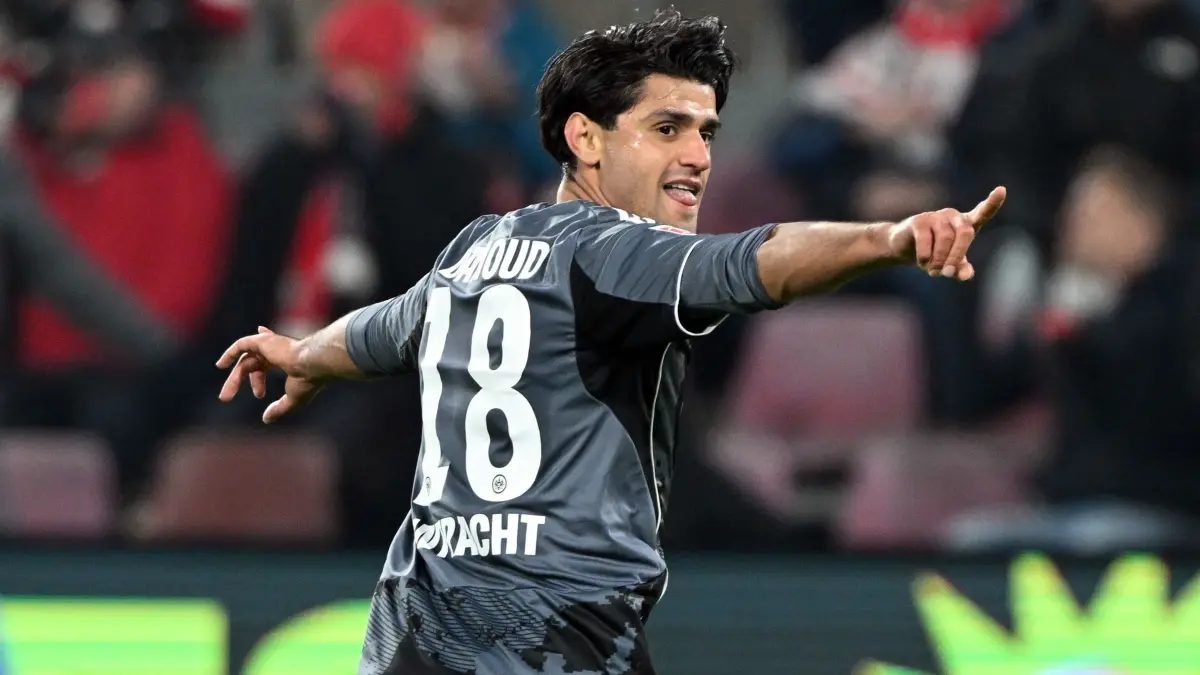1. FC Köln - Eintracht Frankfurt: 22.11.2025, Nordrhein-Westfalen, Köln: Fußball: Bundesliga, 1. FC Köln - Eintracht Frankfurt, 11. Spieltag, RheinEnergieStadion, Mahmoud Dahoud (Eintracht Frankfurt) bejubelt sein Tor zum 1:2. Foto: Federico Gambarini/dpa - WICHTIGER HINWEIS: Gemäß den Vorgaben der DFL Deutsche Fußball Liga bzw. des DFB Deutscher Fußball-Bund ist es untersagt, in dem Stadion und/oder vom Spiel angefertigte Fotoaufnahmen in Form von Sequenzbildern und/oder videoähnlichen Fotostrecken zu verwerten bzw. verwerten zu lassen. +++ dpa-Bildfunk +++