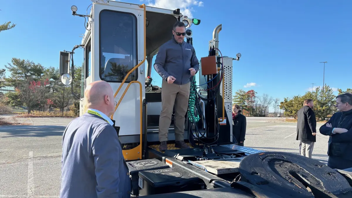 Auf einem Übungsareal in Gaithersburg bei Washington, auf dem Gelände einer leerstehenden Mall, zeigt Forterra-Vizepräsident Gabe Sganga eine unbemannte autonom gesteuerte Zugmaschine, die vom Technologieunternehmen Forterra speziell für Logistikaufgaben in umgrenzten Arealen ausgerüstet ist.