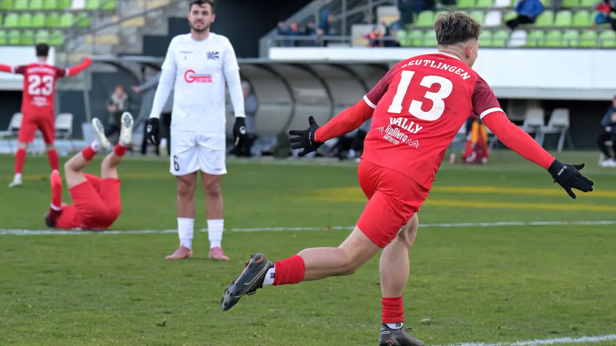 Fussball OL | SSV Reutlingen vs. FC 08 Villingen: Fussball OL | SSV Reutlingen (rot) vs. FC 08 Villingen (weiss) // 2025-11-22 // Foto: Joachim Baur // Tprjubel #13 Johannes Wally (SSV Reutlingen)