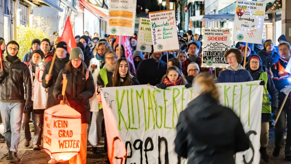 Klimastreik gegen rechts - Demo gegen Rechts und für Klimagerechtigkeit mit anschl. Demozug, Start am Marktplatz Schwäbisch Hall Fridays for Future Schwäbisch Hall, der Verein Ohne Rechtsaußen e.V., die Omas gegen Rechts Schwäbisch Hall, der Flüchtlingsrat Baden- Württemberg, der Club Alpha und der Verein Scharfe Radischen - DEmonstration in Schwäbisch Hall - Stadtbild - Leni TRappmann