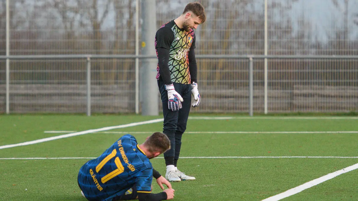 FC Rottenburg vs. SSV Ehingen-Sued, Fussball, Verbandsliga Wuerttemberg, 17. Spieltag, Saison 2025/2026, 22.11.2025: Ehinger Spieler lassen nach dem Ausgleich in der Nachspielzeit die Koepfe haengen, Jannik Kraeuter (SSV Ehingen-Sued, #17), Matthias Benkovic (SSV Ehingen-Sued, #26)
FC Rottenburg vs. SSV Ehingen-Sued, Fussball, Verbandsliga Wuerttemberg, 17. Spieltag, Saison 2025/2026, 22.11.2025,
Foto: Eibner-Pressefoto/Ralph Kunze