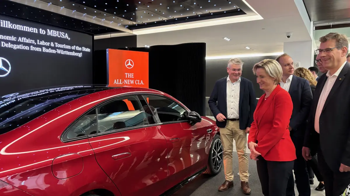 In der Unternehmenszentrale von Mercedes-Benz in Sandy Springs bei Atlanta besichtigt Wirtschaftsministerin Nicole Hoffmeister-Kraut den neuen in Rastatt produzierten CLA, einem Hoffnungsträger des Unternehmens. Rechts der FDP-Landtagsabgeordnete Erik Schweickert, links der CDU-Abgeordnete Winfried Mack, hinter der Ministerin steht Matthias Lücke, Strategy North America Senior Manager von Mercedes-Benz.