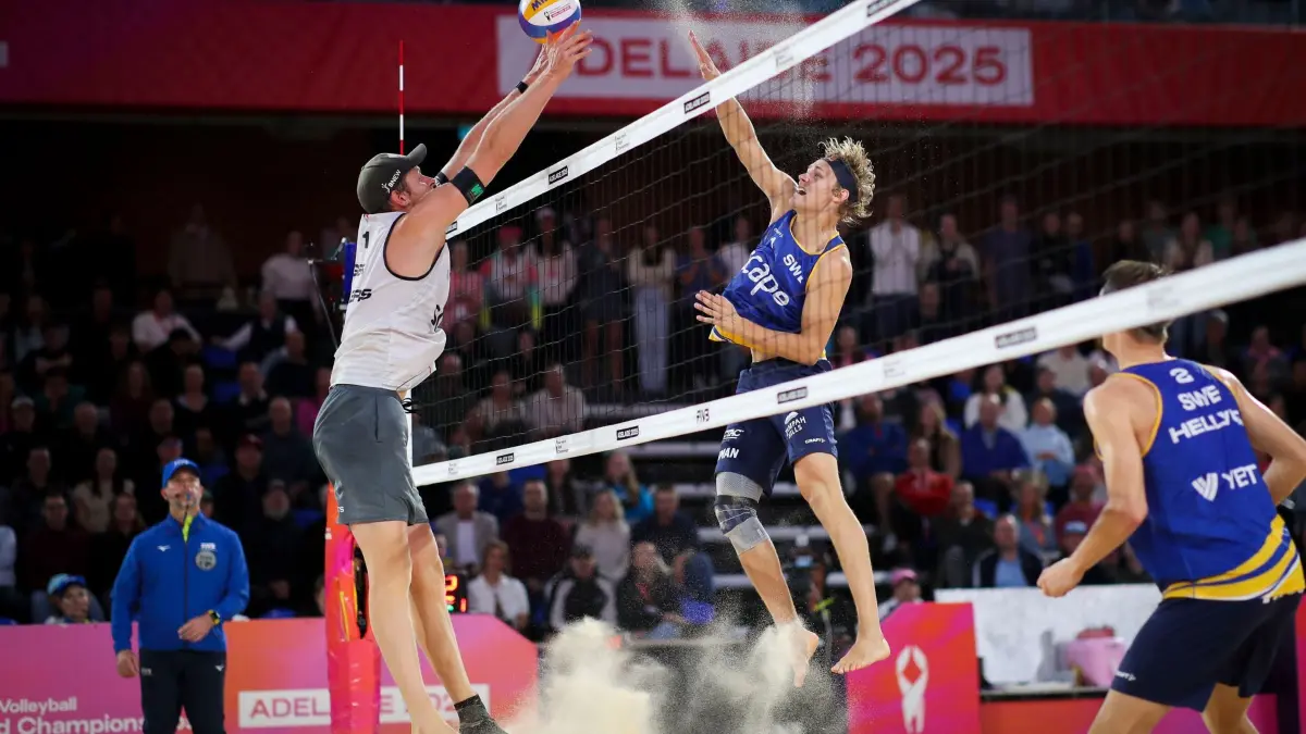 Beach-Volleyball Weltmeisterschaft: 22.11.2025, Australien, Adelaide: Jonatan Hellvig (SWE, M R) schlägt gegen Nils Ehlers und Clemens Wickler (GER) während des Halbfinalspiels der Beachvolleyball-Weltmeisterschaften im The Drive in Adelaide. Foto: Matt Turner/AAP/dpa +++ dpa-Bildfunk +++