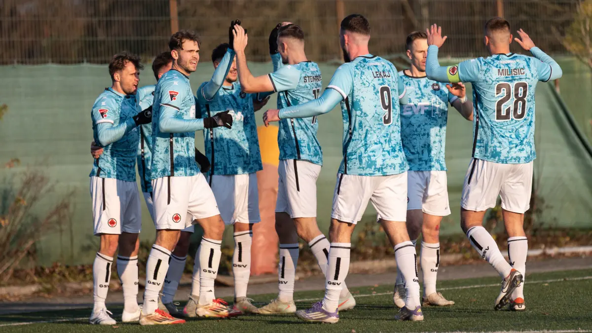 FV Ravensburg vs. 1.Goeppinger SV, Fussball, Oberliga BW, 18.Spieltag, Saison 2025/2026, 22.11.2025 : Die Mannschaft um Luca Maximilian Piljek (Goeppinger SV) freut sich nach dessen 0:1
FV Ravensburg vs. 1.Goeppinger SV, Fussball, Oberliga BW, 18.Spieltag, Saison 2025/2026, 22.11.2025
Foto: Eibner-Pressefoto/Eky Eibner