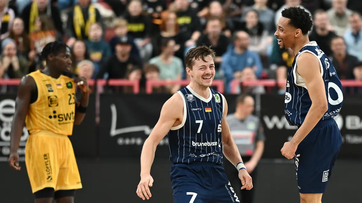 GER, Tigers Tuebingen vs. VFL Sparkassenstars Bochum, Basketball, Herren, Pro A, 2. Barmer Basketball Bundesliga, Saison 2025/2026, 22.11.2025: Lars Kamp (VfL SparkassenStars Bochum, #07), Myreon Lamar Jones Jr (VfL SparkassenStars Bochum, #00) Jubel, Emotionen
GER, Tigers Tuebingen vs. VFL Sparkassenstars Bochum, Basketball, Herren, Pro A, 2. Barmer Basketball Bundesliga, Saison 2025/2026, 22.11.2025
Foto: Eibner-Pressefoto/Nicolas Woern