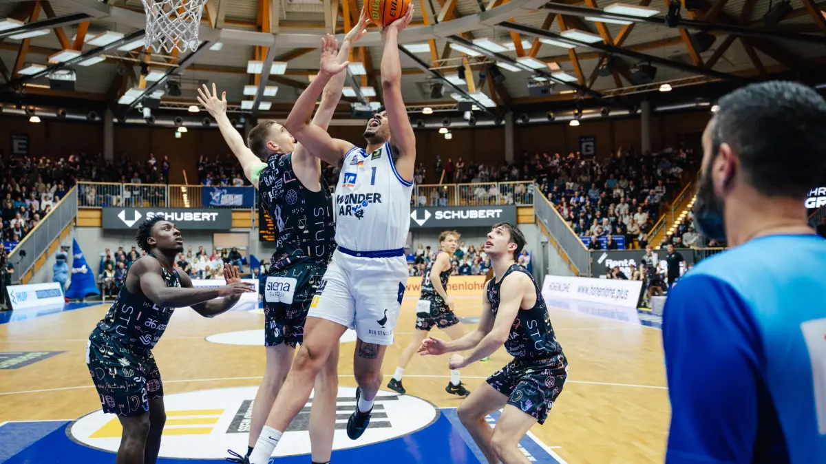 Jose Gabriel Neto de Oliveira (am Ball) steuert acht Punkte zum Heimerfolg der Merlins über Münster.