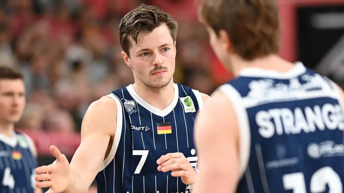 GER, Tigers Tuebingen vs. VFL Sparkassenstars Bochum, Basketball, Herren, Pro A, 2. Barmer Basketball Bundesliga, Saison 2025/2026, 22.11.2025: Lars Kamp (VfL SparkassenStars Bochum, #07) und Matthew Douglas Strange (VfL SparkassenStars Bochum, #12)
GER, Tigers Tuebingen vs. VFL Sparkassenstars Bochum, Basketball, Herren, Pro A, 2. Barmer Basketball Bundesliga, Saison 2025/2026, 22.11.2025
Foto: Eibner-Pressefoto/Nicolas Woern