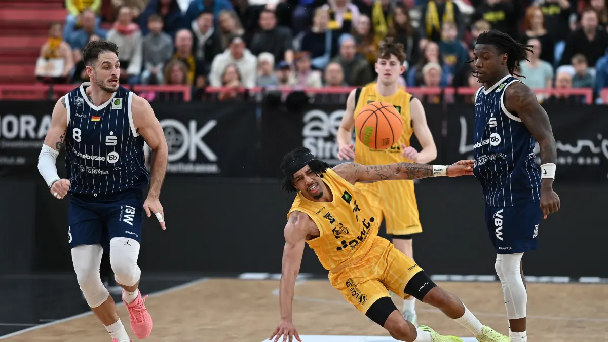 GER, Tigers Tuebingen vs. VFL Sparkassenstars Bochum, Basketball, Herren, Pro A, 2. Barmer Basketball Bundesliga, Saison 2025/2026, 22.11.2025: JaCobi Wood (Tigers Tuebingen, #24) Foul
GER, Tigers Tuebingen vs. VFL Sparkassenstars Bochum, Basketball, Herren, Pro A, 2. Barmer Basketball Bundesliga, Saison 2025/2026, 22.11.2025
Foto: Eibner-Pressefoto/Nicolas Woern