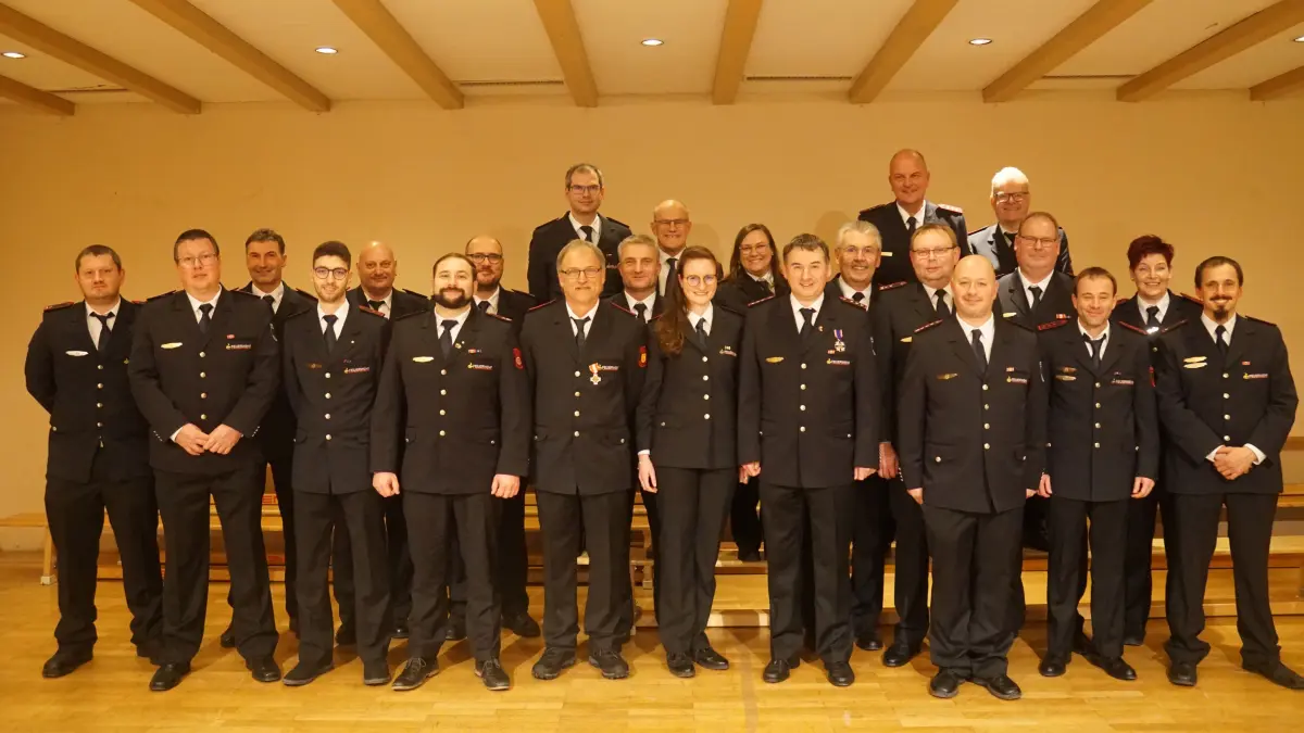 Die Geehrten mit einigen Rednern und der Feuerwehrspitze.