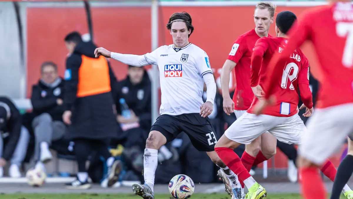 Fussball, Saison 2025/2026, 3. Liga, Eilenriedstadion Hannover, 15. Spieltag, TSV Havelse - SSV Ulm 1846 Fußball, 22.11.2025: Fussball, Saison 2025/2026, 3. Liga, Eilenriedstadion Hannover, 15. Spieltag, TSV Havelse - SSV Ulm 1846 Fußball, 22.11.2025 22.11.2025, Fussball, Saison 2025/2026, 3. Liga, Eilenriedstadion Hannover, 15. Spieltag, TSV Havelse - SSV Ulm 1846 Fußball, 23 Max Brandt SSV Ulm 1846 Fußball Foto: Lucca Fundel Hannover Eilenriedstadion Niedersachsen Deutschland *** Football, Season 2025 2026, 3 Liga, Eilenriedstadion Hannover, Matchday 15, TSV Havelse SSV Ulm 1846 Football, 22 11 2025 22 11 2025, Football, Season 2025 2026, 3 Liga, Eilenriedstadion Hannover, Matchday 15, TSV Havelse SSV Ulm 1846 Football, 23 Max Brandt SSV Ulm 1846 Football Photo Lucca Fundel Hannover Eilenriedstadion Lower Saxony Germany