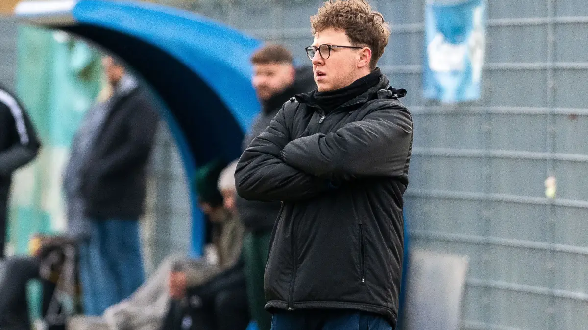 SV Pfrondorf vs, TSV Sickenhausen, Fussball, Bezirksliga Alb, Saison 2025/2026, Spieltag 15, 23.11.2025: Marvin Heim (SV Pfrondorf Trainer),SV Pfrondorf vs, TSV Sickenhausen, Fussball, Bezirksliga Alb, Saison 2025/2026, Spieltag 15, 23.11.2025,Foto: Eibner-Pressefoto/Florian Schust