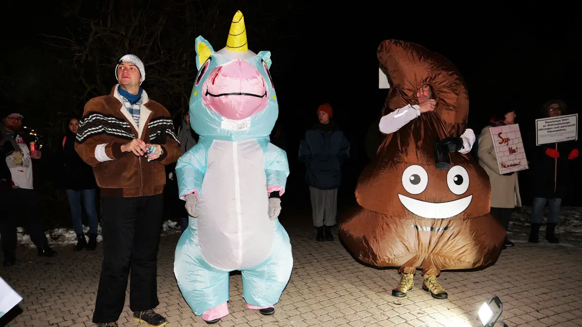 Ein Einhorn und ein weiteres Kostüm waren Symbold der Demonstranten für ihre Haltung: Bunt statt braun.