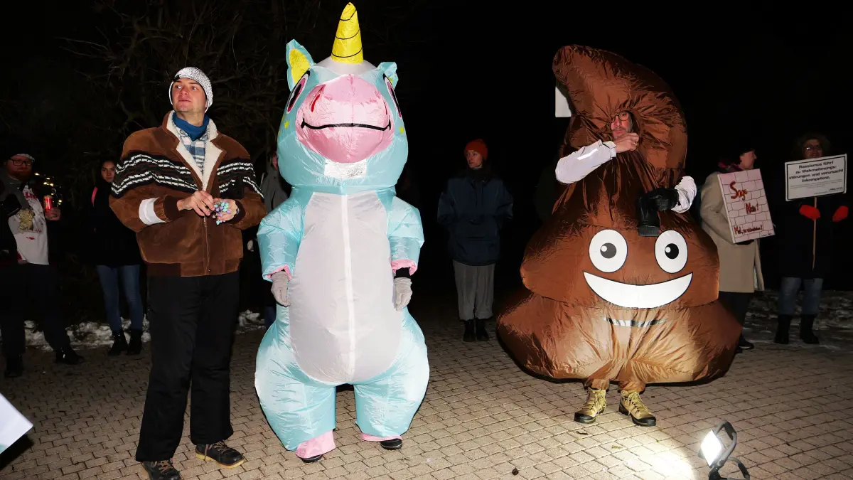 Ein Einhorn und ein weiteres Kostüm waren Symbold der Demonstranten für ihre Haltung: Bunt statt braun.