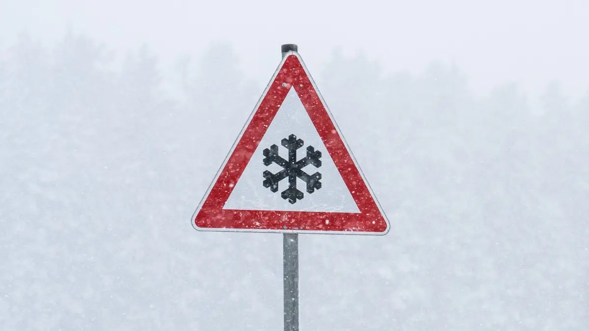 Wetter in Baden-Württemberg: ARCHIV - 20.11.2025, Baden-Württemberg, Peterzell: Ein Verkehrsschild warnt am Straßenrand vor Schnee und Glätte. Im Schwarzwald werden bis zu 20 Zentimeter Neuschnee erwartet. (zu dpa: «Schnee und Glatteis - Straßen können spiegelglatt werden») Foto: Silas Stein/dpa +++ dpa-Bildfunk +++