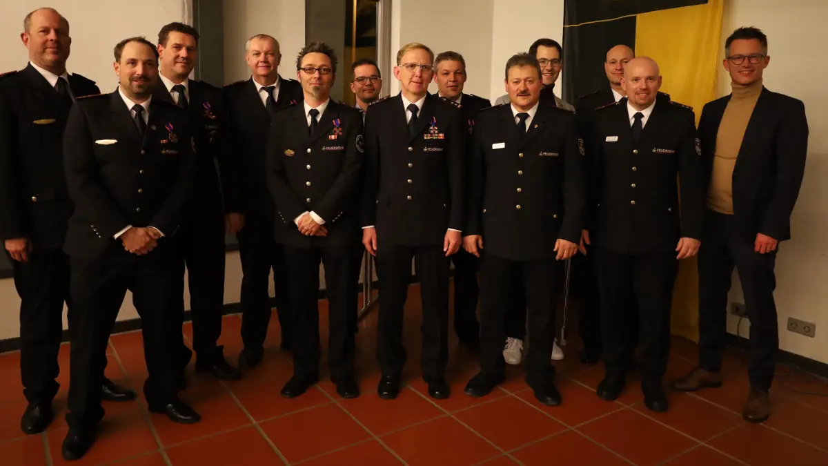 Ehrungen bei der Feuerwehr: Langjährige und verdienstvolle Feuerwehrmänner sind mit dem deutschen Ehrenkreuz ausgezeichnet worden. Ralf Sauter (vorne, Dritter von rechts) und sein erster Stellvertreter Sebastian Raudszus (rechts daneben) sind in ihren Ämtern bestätigt worden. Mit auf dem Bild: Landrat Hendrik Bednarz (rechts).