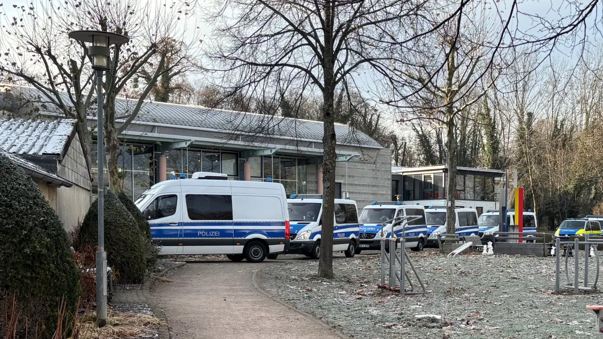 Auch der rückwärtige Bereich der Stadthalle ist von der Polizei besetzt. Der beliebte Spazierweg ist blockiert.
