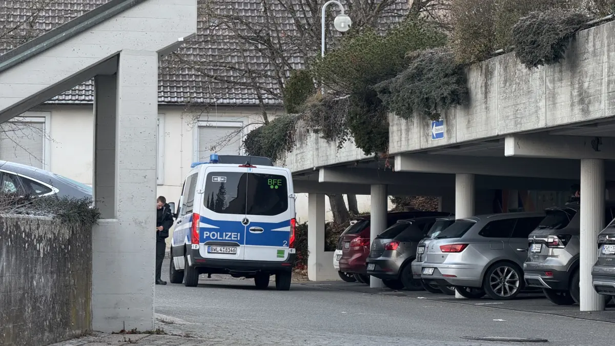 Die Polizei patrouilliert am Sonntagmorgen in Hechingen, so auch auf dem Parkdeck bei der VHS.