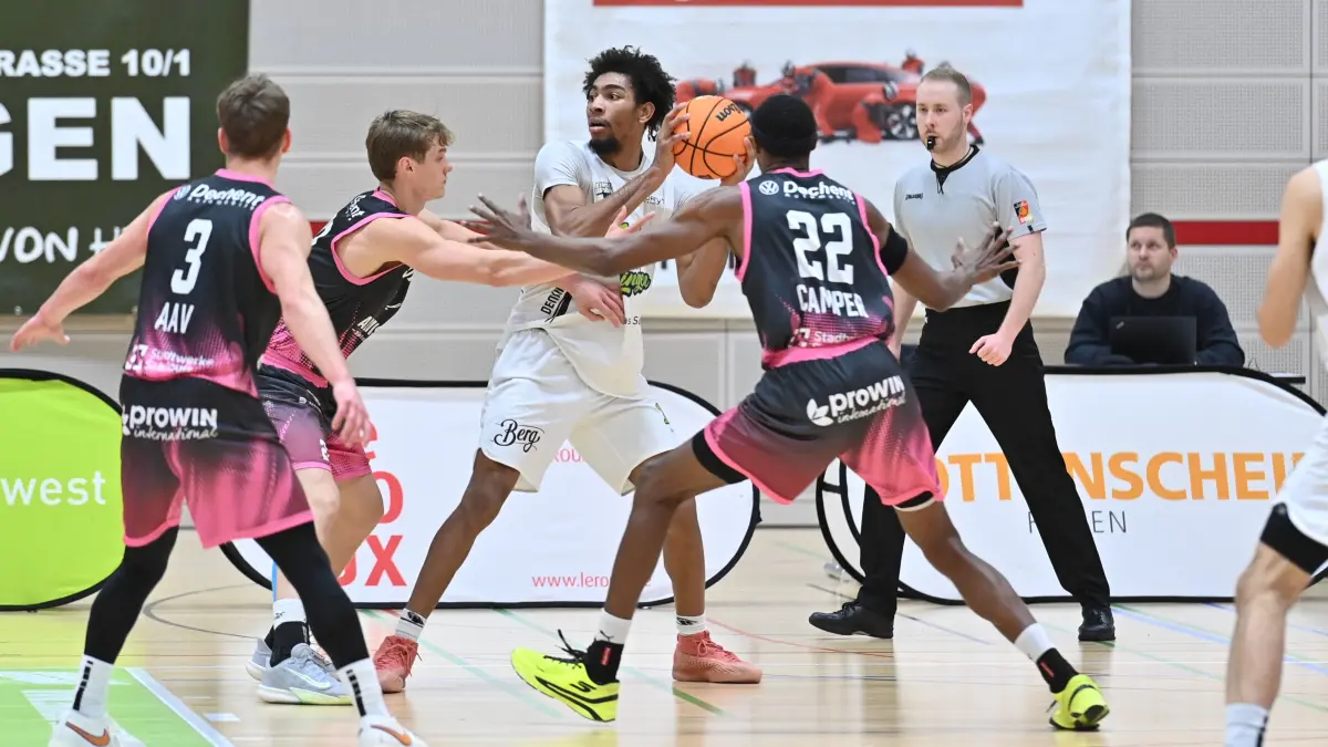 Team Ehingen Urspring - Sunkings Saarlouis 94:81 Basketball Regionalliga Tremere Brown