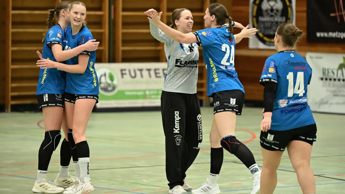 Frauen Verbandsliga Staffel 3, Spvgg Mössingen - SG Tübingen: Frauen Verbandsliga Staffel 3, Spvgg Mössingen - SG Tübingen, 23.11.2025 - Jubel nach dem Schlusspfiff - vlnr. Lilian Seidel, Toni Seidel, Alina Gehring, Merit Deutscher, Sophia Alber (alle Mössingen)
Foto: Axel Grundler