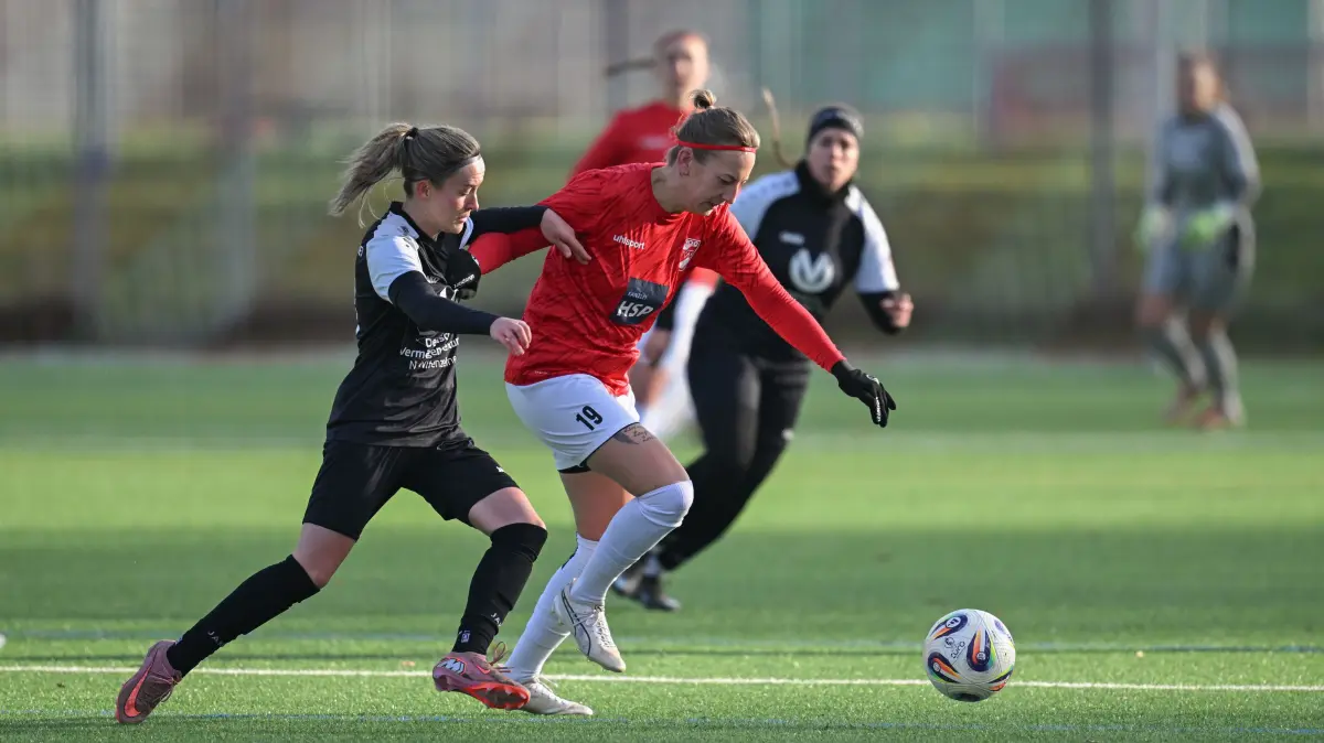 Verbandsliga Frauen, 11. Spieltag: TV Derendingen - TV Jebenhausen: Verbandsliga Frauen, 11. Spieltag: TV Derendingen - TV Jebenhausen, 23.11.2025 - links Fabienne Fay (Jebenhausen) - rechts Vivien Gucker (Derendingen)
Foto: Axel Grundler