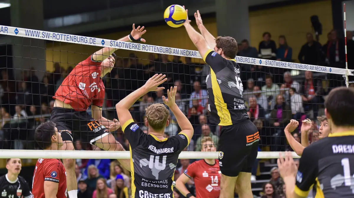 TV Rottenburg vs. TSV Grafing, Volleyball, 2. Bundesliga Sued, 8. Spieltag, Spiel 5548, Saison 2025/2026, 22.11.2025: Philipp Friedrich (TV Rottenburg, #15) ueberwindet den Einzelblock von Simon Guerzing (TSV Grafing, #12), davor Kilian Nennhuber (TSV Grafing, #10)
TV Rottenburg vs. TSV Grafing, Volleyball, 2. Bundesliga Sued, 8. Spieltag, Spiel 5548, Saison 2025/2026, 22.11.2025,
Foto: Eibner-Pressefoto/Ralph Kunze