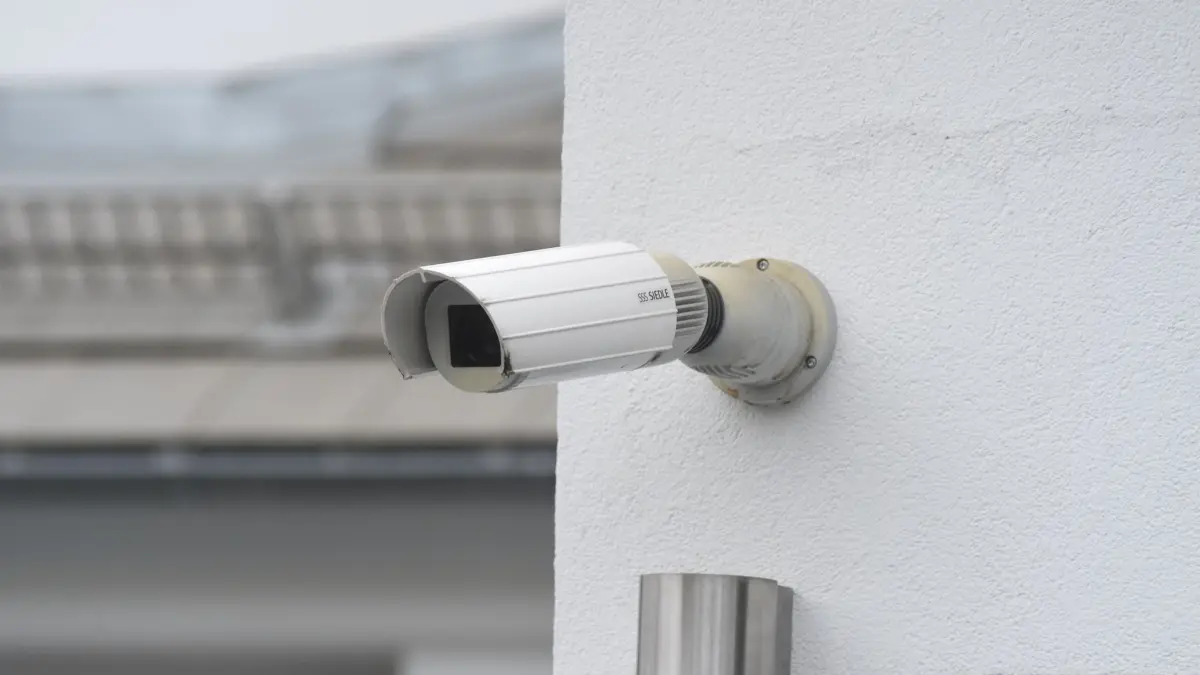 Überwachungskamera an Wohnhaus: ARCHIV - 06.12.2014, Bayern, Pullach Im Isartal: Eine Überwachungskamera ist an einem Wohnhaus angebracht. Private Überwachungskameras hängen in Hauseingängen oder an Balkonen, filmen den Innenhof oder Besucher im Hausflur. (zu dpa: «Mehr Beschwerden wegen privater Videoüberwachung in Sachsen») Foto: Felix Hörhager/dpa +++ dpa-Bildfunk +++
