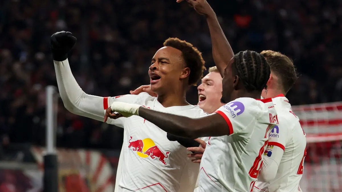 RB Leipzig - SV Werder Bremen: 23.11.2025, Sachsen, Leipzig: Fußball: Bundesliga, RB Leipzig - Werder Bremen, 11. Spieltag, Red Bull Arena. Leipzigs Spieler um Assan Ouédraogo (l, RB Leipzig) jubeln nach dessen Treffer zum 1:0. Foto: Jan Woitas/dpa - WICHTIGER HINWEIS: Gemäß den Vorgaben der DFL Deutsche Fußball Liga bzw. des DFB Deutscher Fußball-Bund ist es untersagt, in dem Stadion und/oder vom Spiel angefertigte Fotoaufnahmen in Form von Sequenzbildern und/oder videoähnlichen Fotostrecken zu verwerten bzw. verwerten zu lassen. +++ dpa-Bildfunk +++
